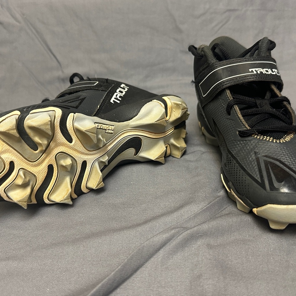 Nike Kids Black and Gray Shoes - Picture 4 of 7
